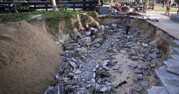 Nước từ cống xả xé toạc vỉa hè, bờ biển Mỹ Khê xói lở nghiêm trọng