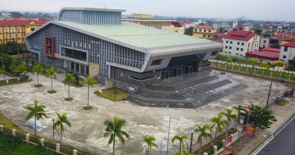 Nhà hát trăm tỷ phủ bụi sau sáu năm xây dựng