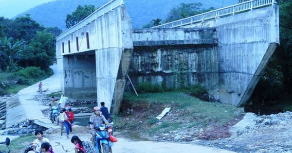 Cây cầu 15 tỉ đồng xây xong để 