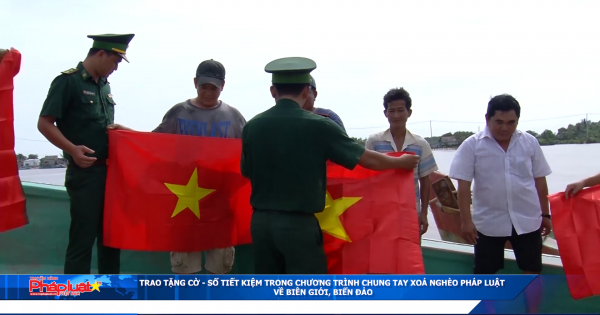 Trao tặng cờ - sổ tiết kiệm trong chương trình 