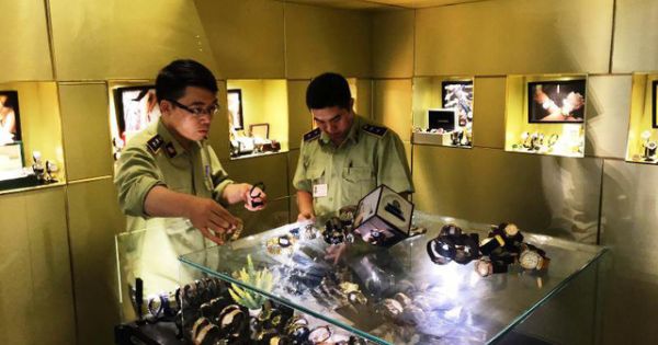 Thu giữ hàng trăm chiếc đồng hồ 'hàng hiệu' không rõ nguồn gốc