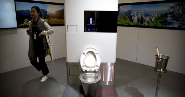 Cận cảnh bồn cầu kiểu mới của Bill Gates: Không cần nước, xử lý chất thải không để lại mùi