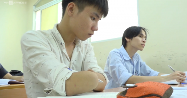 Chàng trai cụt tay bán hoa đội đầu kiếm tiền học kiến trúc