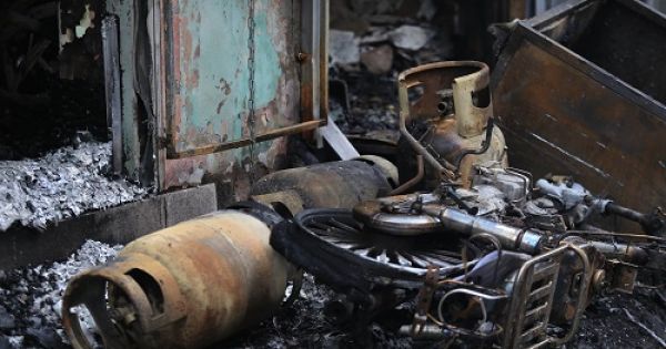 Nổ lớn trước quán cà phê, hai người bỏng nặng