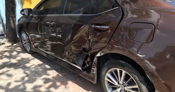 Va chạm giữa xe container và ô tô, khiến xe ô tô hư hỏng nặng