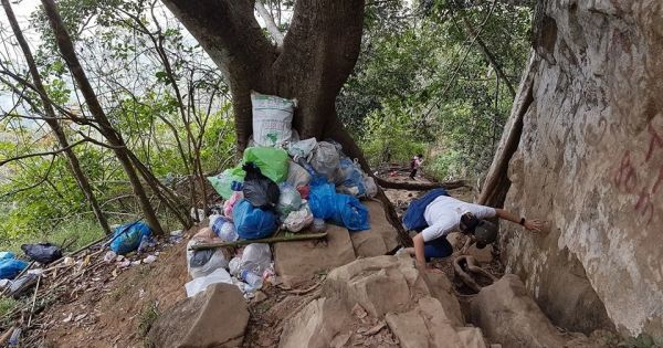 Cận cảnh những “chiến tích” nham nhở của các bạn trẻ khi đi du lịch