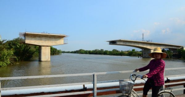 Cây cầu hơn 300 tỷ ở Sài Gòn xây gần xong rồi bỏ dở suốt 5 năm