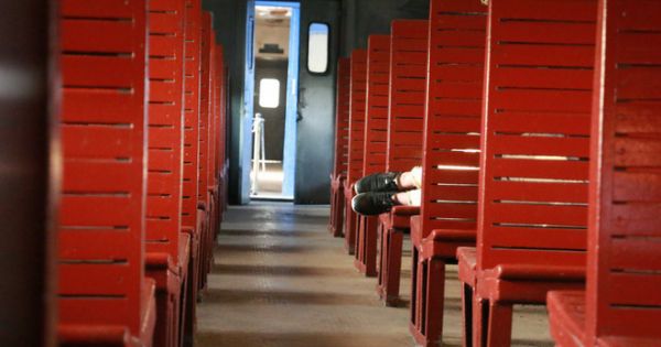 Cận cảnh chuyến tàu rời ga ở Hà Nội chỉ với 2 vị khách nước ngoài, lỗ 10 triệu đồng một ngày