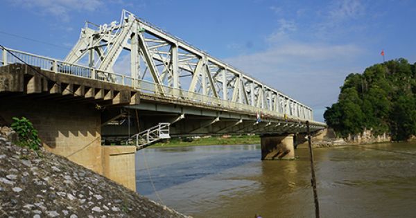 Chân cầu Hàm Rồng sạt lở, nguy cơ mất an toàn đường sắt Bắc Nam