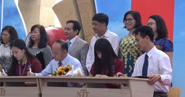 Hàng ngàn sinh viên tri ân thầy cô trong ngày khai giảng năm học mới