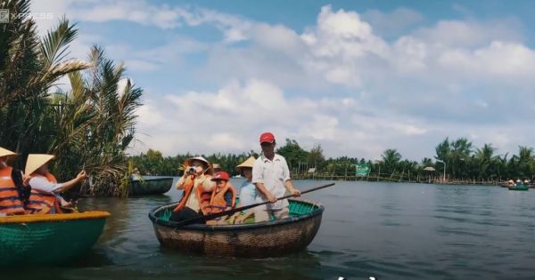 Người dân Hội An lắc thuyền thúng như làm xiếc trước du khách