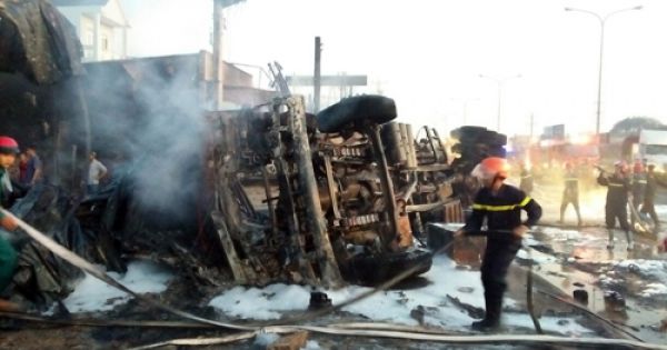 Xe bồn chở xăng gây cháy nhà, 6 người chết