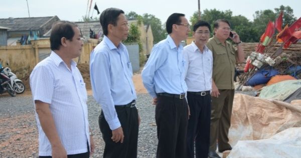 Lãnh đạo TPHCM thăm hỏi, giúp đỡ người dân 