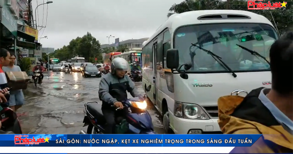 TP HCM: Nước ngập, kẹt xe nghiêm trọng trong sáng đầu tuần