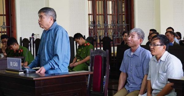 Bí thư, chủ tịch xã đi tù vì bán đất trả nợ cho địa phương