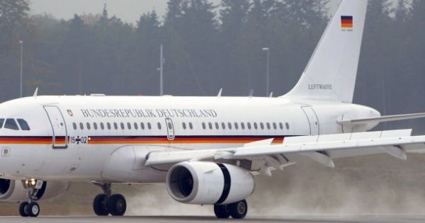 Chuyên cơ chở Thủ tướng Đức hạ cánh khẩn cấp do lỗi kỹ thuật