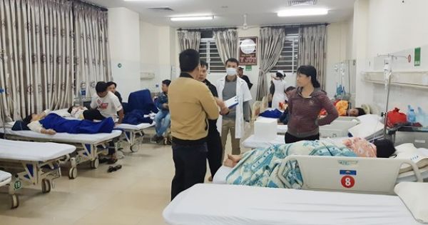 Hơn 60 người nhập viện sau khi ăn bánh mì ở quán vỉa hè