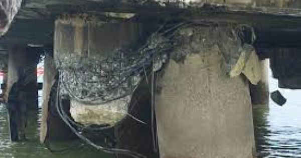 Tàu chở dầu đâm nứt cầu cảng, nguy cơ tràn dầu ra biển