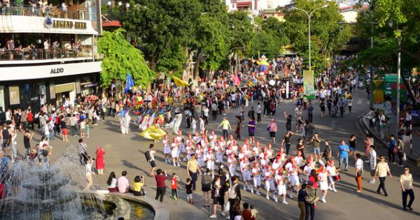 Lạc đà cùng 100 nghệ sĩ xiếc biểu diễn trên phố đi bộ Hồ Gươm