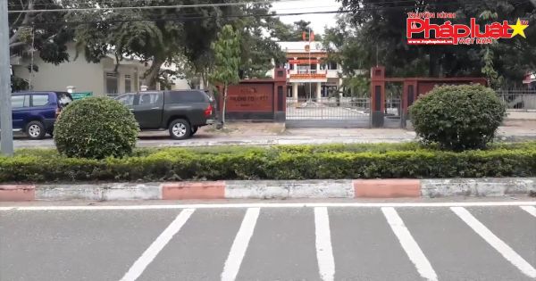 Nữ cán bộ phường bị bắn chết khi đang chào cờ