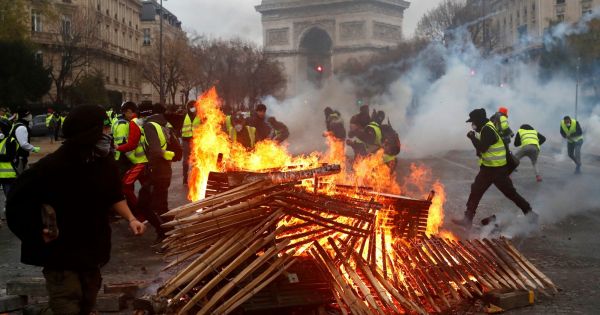 Bạo động bùng phát, Chính phủ Pháp xem xét dừng tăng thuế nhiên liệu