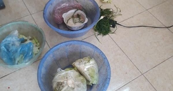 Phụ huynh tố cáo trường cho trẻ ăn rau thối, tôm ươn