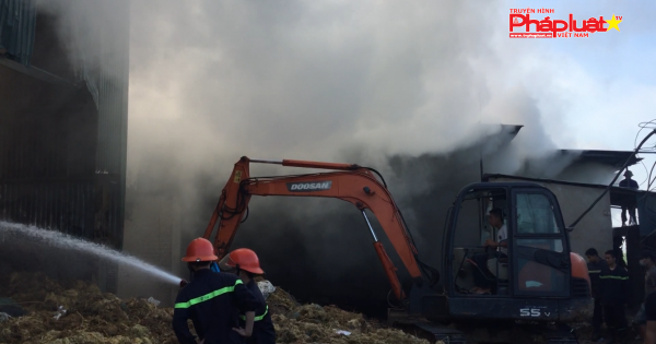 Cháy tại Công ty sản xuất tăm tre, huy động 7 xe chữa cháy