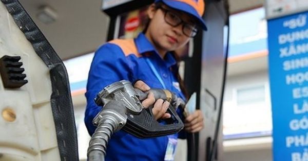 Giá xăng giảm mạnh gần 1.500 đồng mỗi lít