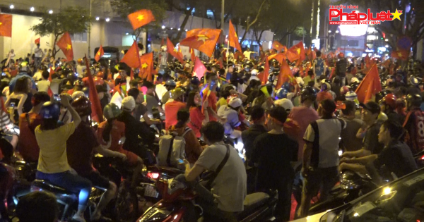 Hàng triệu người dân đổ ra đường ăn mừng Việt Nam vào chung kết AFF Cup 2018