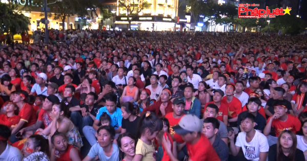 Người hâm mộ vỡ òa cảm xúc khi đội tuyển việt nam vào chung kết AFF Cup