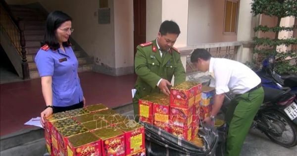 Nửa tấn pháo giấu trong xe container chở hoa quả