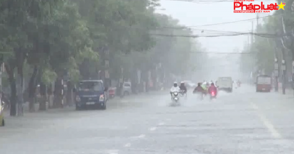 Mưa lớn kéo dài, Quốc lộ 1A bị tê liệt nhiều giờ