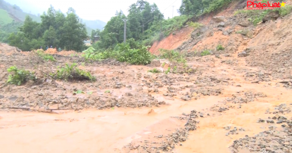 Quảng Ngãi: Giao thông miền núi tê liệt vì sạt lở núi