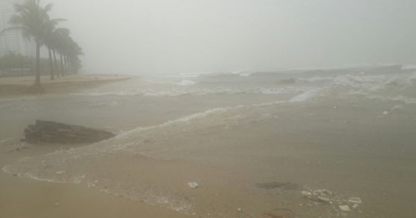 Biển Đà Nẵng lại hứng nước thải đen ngòm khi cửa xả Mỹ An sạt lở