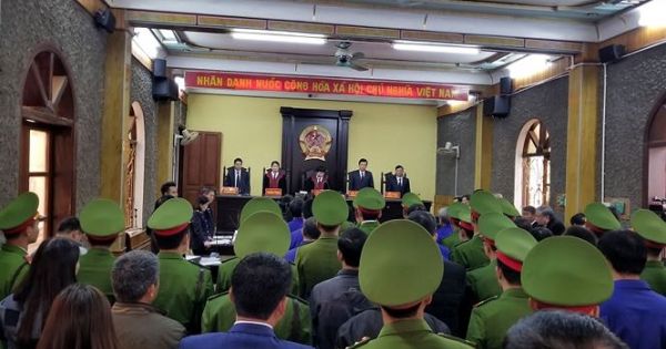 Hàng loạt cán bộ 