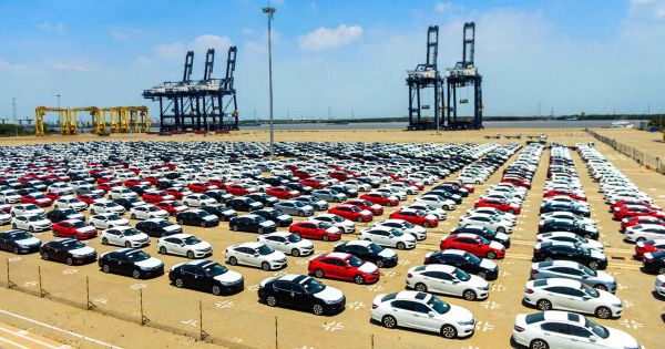 Hơn 2.000 ô tô dưới 9 chỗ về Việt Nam trong tuần qua; chủ yếu là xe Thái