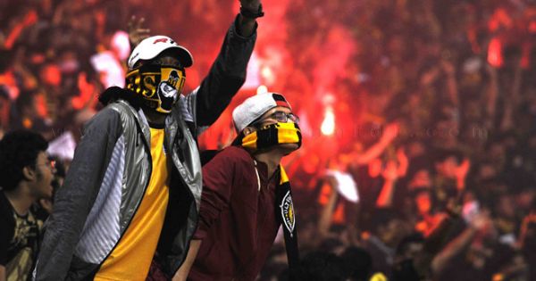 Cổ động viên Việt Nam bị đuổi đánh khi tới Malaysia xem trận chung kết AFF Cup