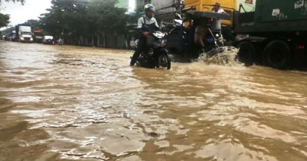 Hàng nghìn nhà dân ở Bình Định ngập trong lũ