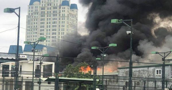 Cháy lớn xưởng ô tô gần trụ sở Liên đoàn bóng đá Việt Nam