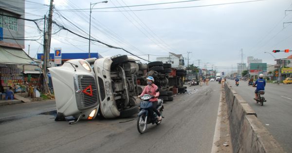 Lật xe chở bia, một số người “hôi bia” mặc tài xế chật vật can ngăn