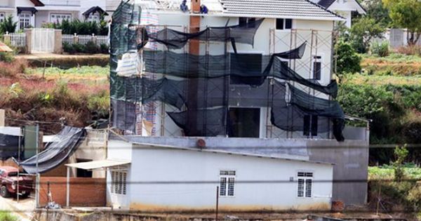 Tháo dỡ biệt thự “mọc” trái phép ở Đà Lạt