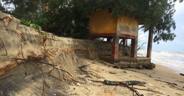 Bờ biển Thừa Thiên Huế bị xâm thực sâu gần 10 m