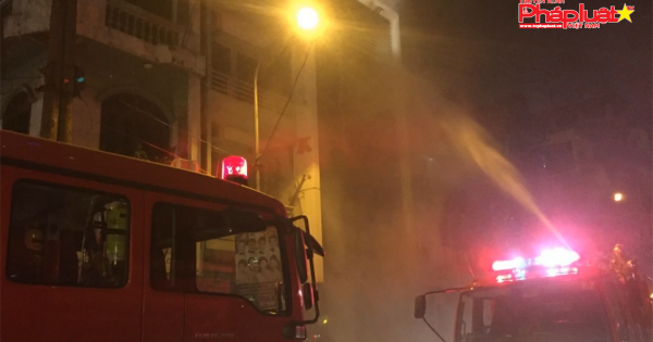Cháy lớn trong đêm tại quán karaoke gần Văn Miếu - Quốc Tử Giám