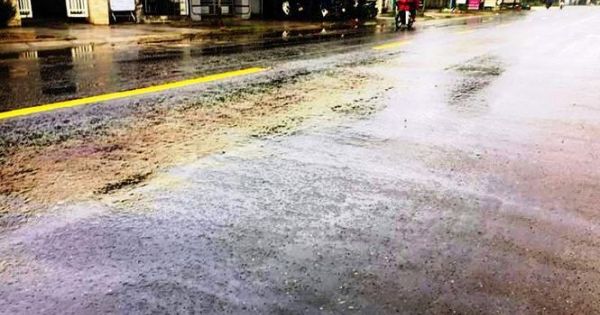 Vệt loang tựa dầu kỳ lạ dài hàng cây số trên Quốc lộ vừa thảm nhựa