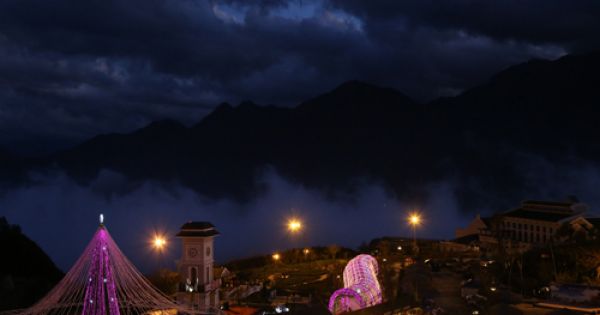 Giá cáp treo giảm 50%, du khách đổ xô lên Fansipan