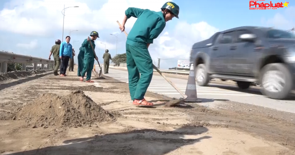 Nghịch lý địa phương phải dọn dẹp đường giao thông do doanh nghiệp gây bẩn