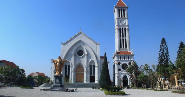 Hà Nội: Cây thông Noel khổng lồ cao 12m mừng lễ Giáng sinh