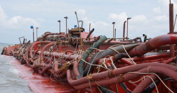 TP HCM: Bắt 2 sà lan khai thác cát trái phép