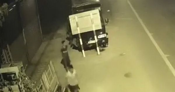 Hai thiếu niên 13 tuổi trộm xe tải, gây tai nạn khi tẩu thoát