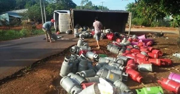 Lật xe tải chở gas, hàng chục bình gas rơi lăn lóc xuống đường